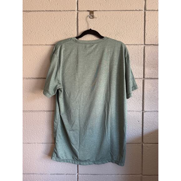 Men's Vuori Tradewind Performance Pocket T-Shirt in Gray Green size L Athleisure - Picture 3 of 3